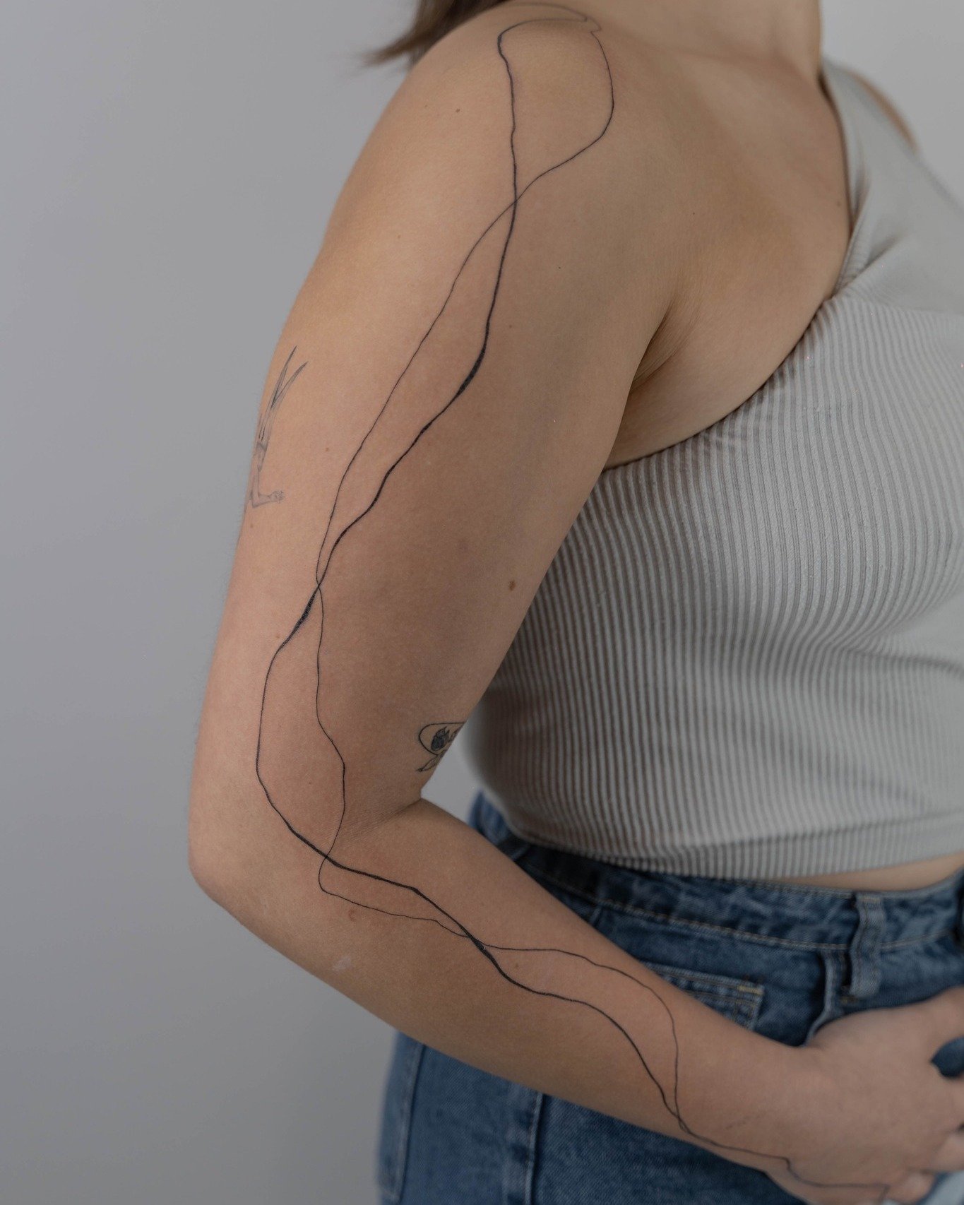 Tatuaje de geometrico en brazo, línea fina Sinkply Madrid