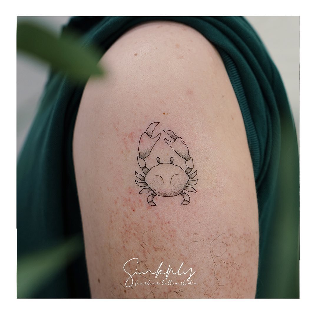 Tatuaje de geometrico en brazo, línea fina Sinkply Madrid