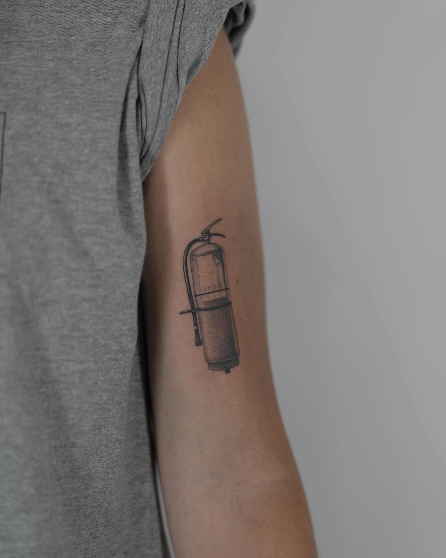 Tatuaje de geometrico en brazo, línea fina Sinkply Madrid