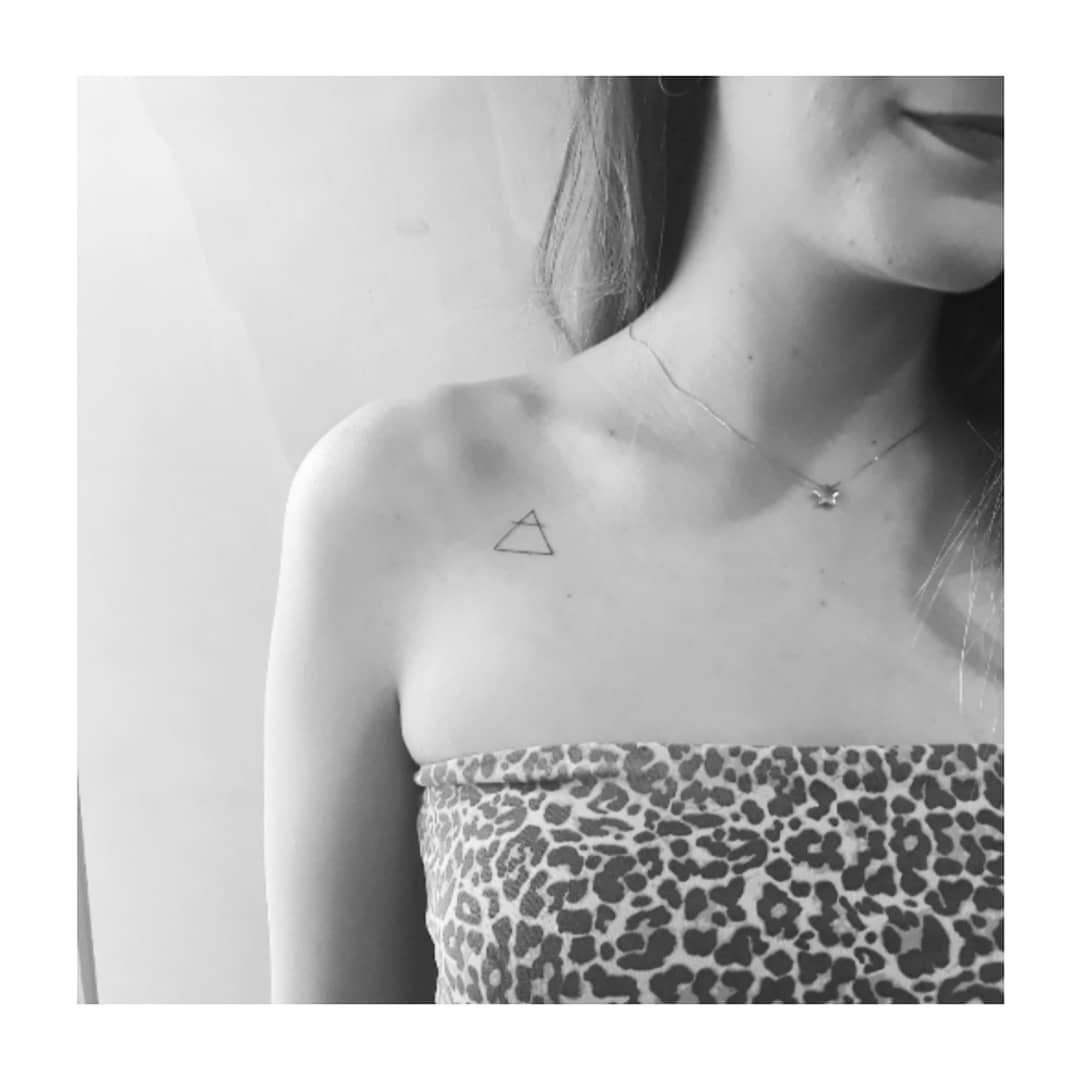 Tatuaje de geometrico en clavicula, línea fina Sinkply Madrid