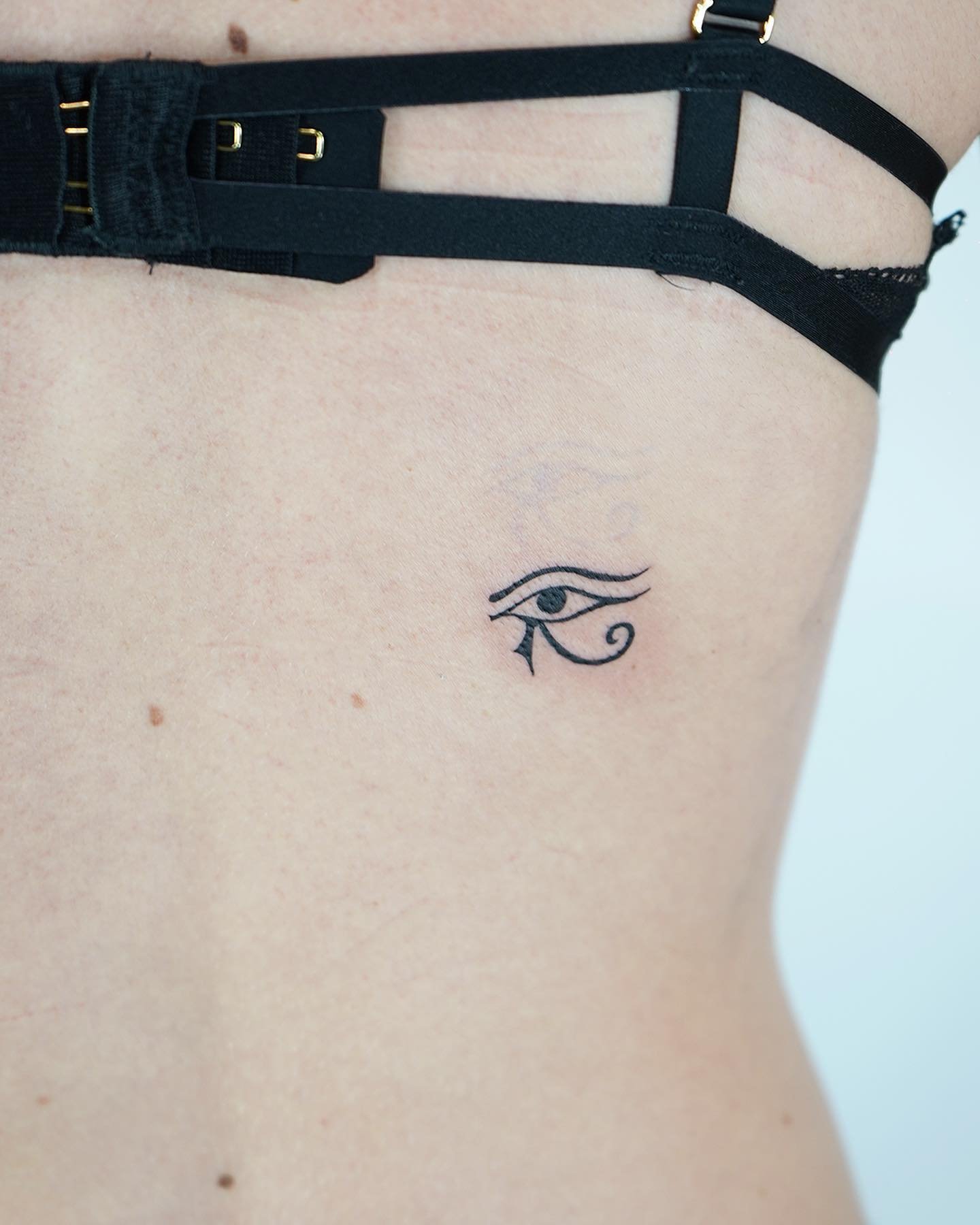 Tatuaje de geometrico en costilla, línea fina Sinkply Madrid