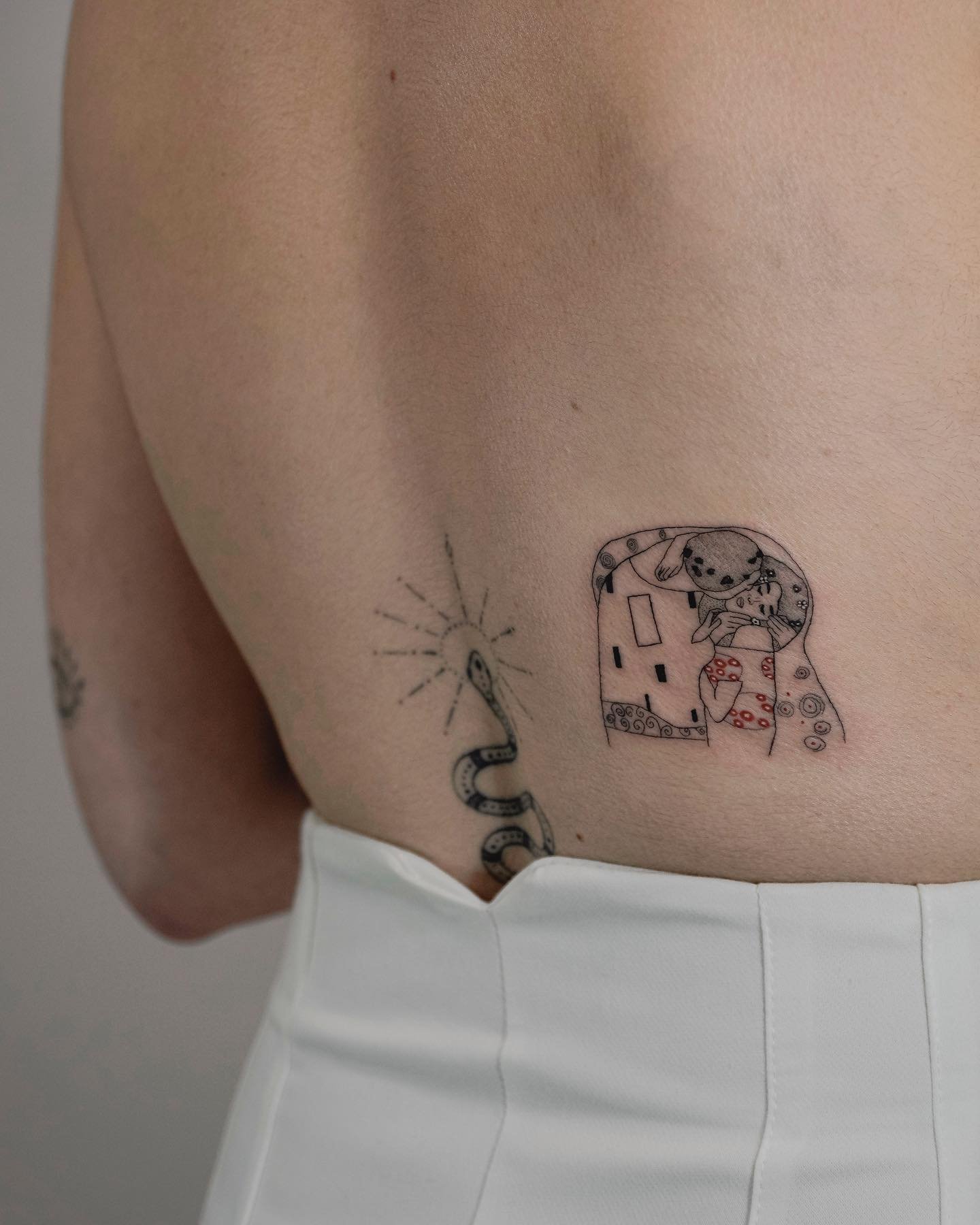 Tatuaje de geometrico en costilla, línea fina Sinkply Madrid