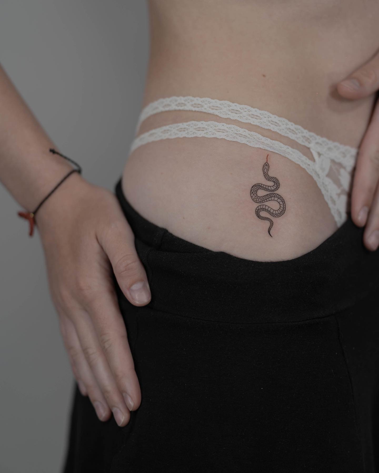 Tatuaje de geometrico en costilla, línea fina Sinkply Madrid