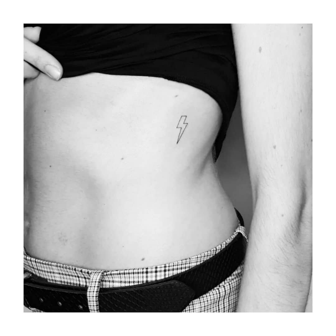Tatuaje de geometrico en costilla, línea fina Sinkply Madrid