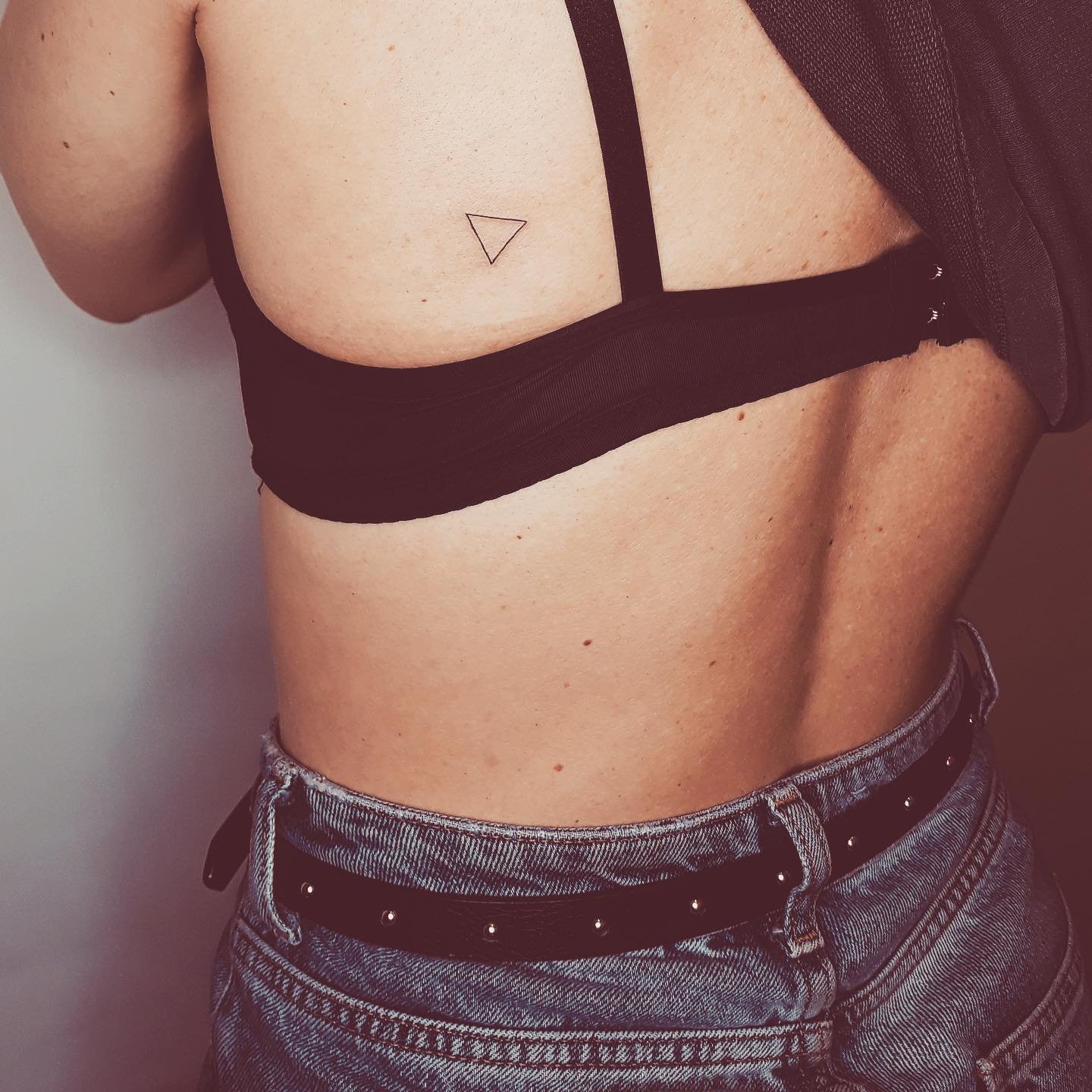 Tatuaje de geometrico en costilla, línea fina Sinkply Madrid
