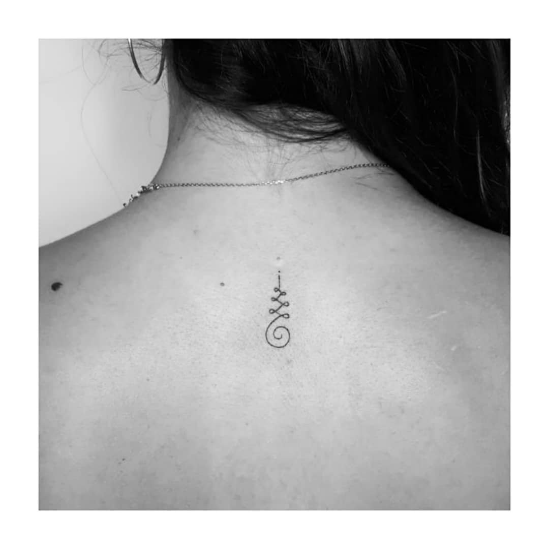 Tatuaje de geometrico en espalda, línea fina Sinkply Madrid