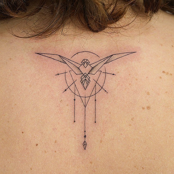 Tatuaje de geometrico en espalda, línea fina Sinkply Madrid