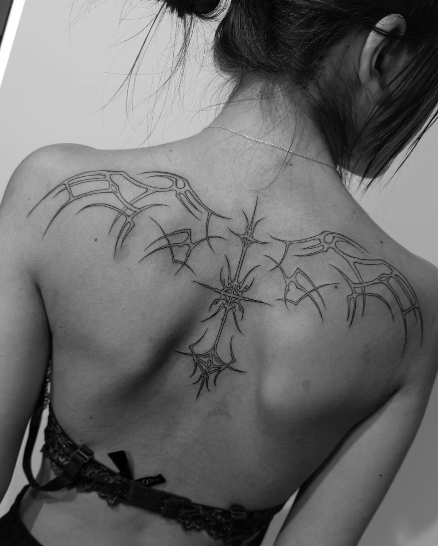 Tatuaje de geometrico en espalda, línea fina Sinkply Madrid