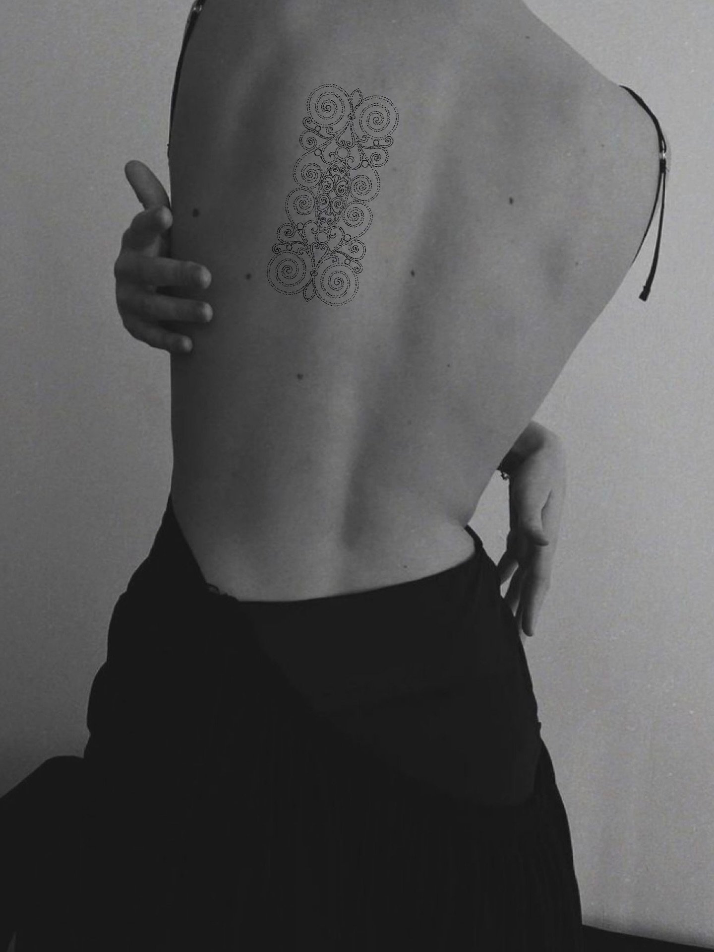 Tatuaje de geometrico en espalda, línea fina Sinkply Madrid