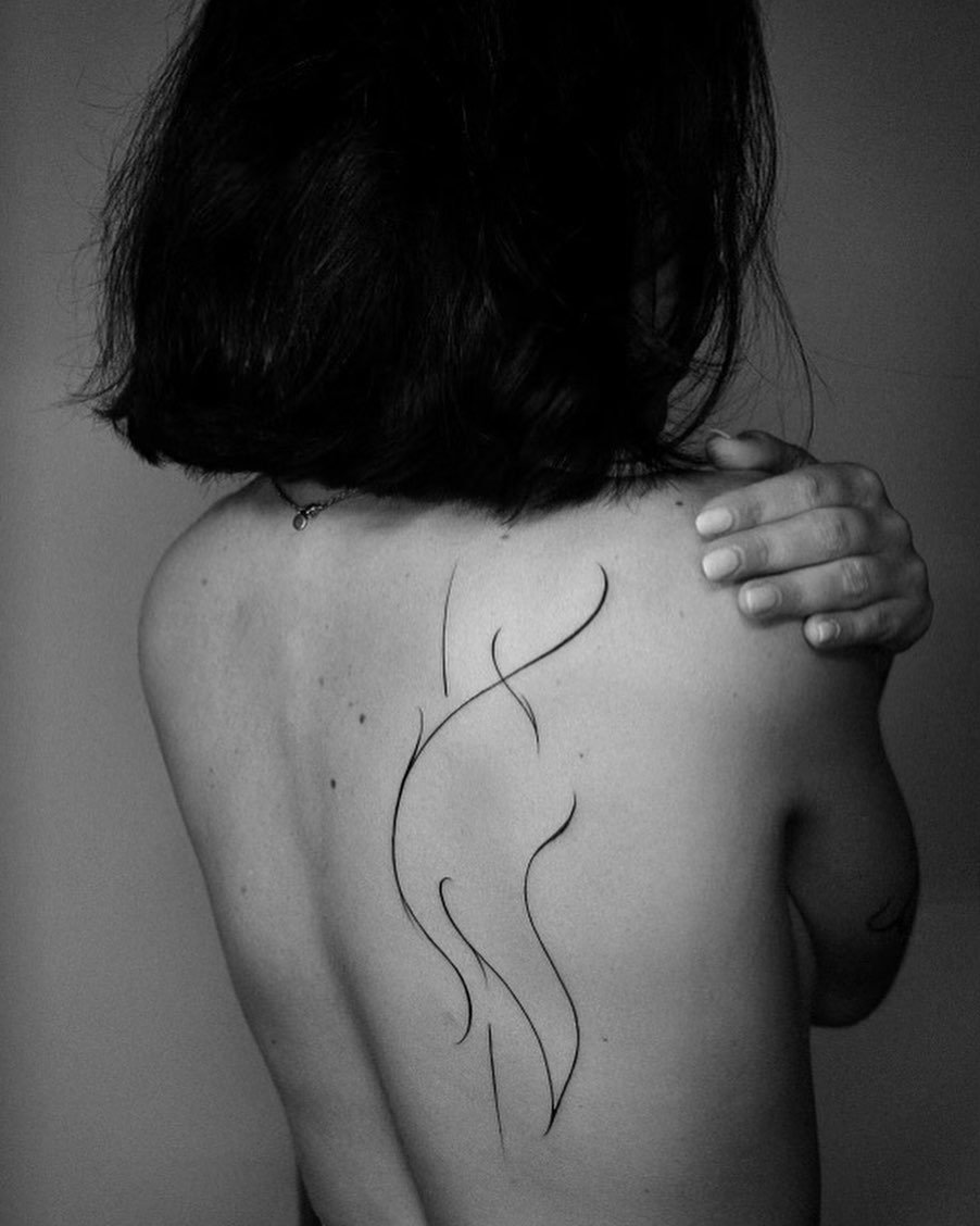 Tatuaje geometrico fine-line en espalda · Sinkply Studio