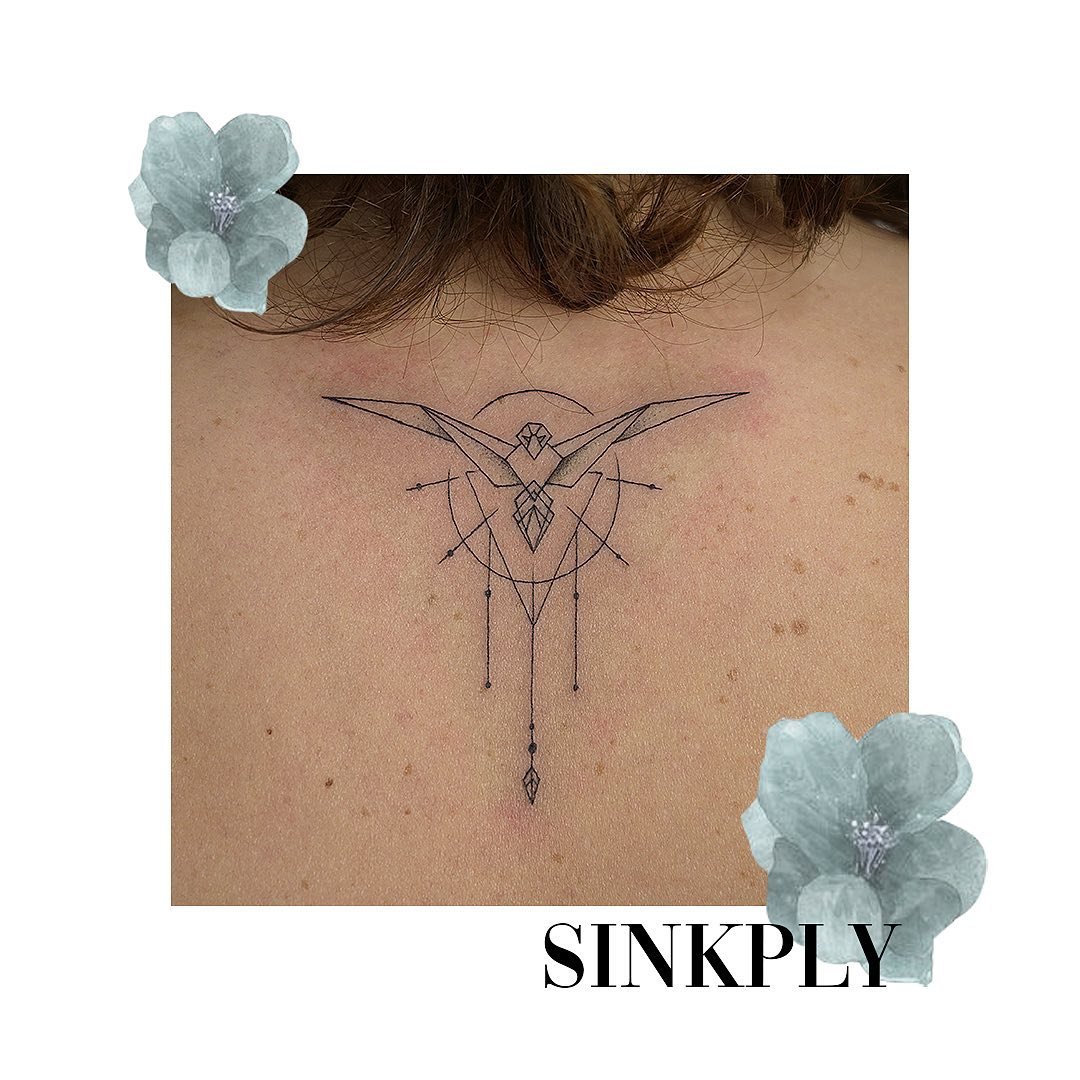 Tatuaje de geometrico en espalda, línea fina Sinkply Madrid
