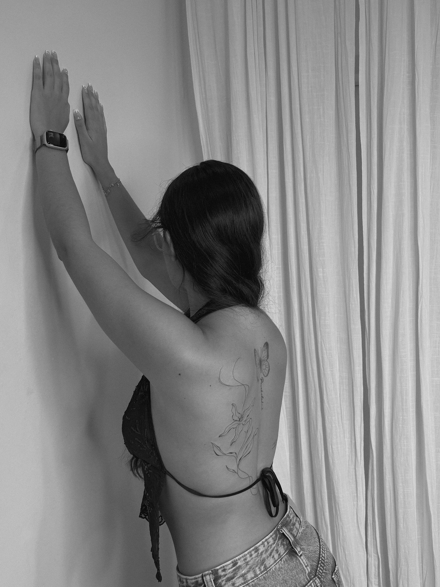 Tatuaje de geometrico en espalda, línea fina Sinkply Madrid