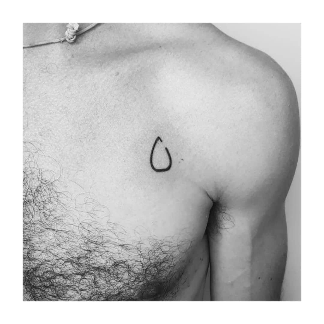 Tatuaje de geometrico en espalda, línea fina Sinkply Madrid