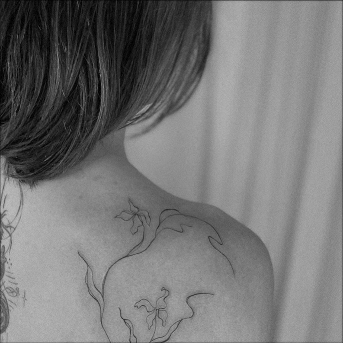Geometrisches Fine Line Tattoo an der Schulter Sinkply Zürich
