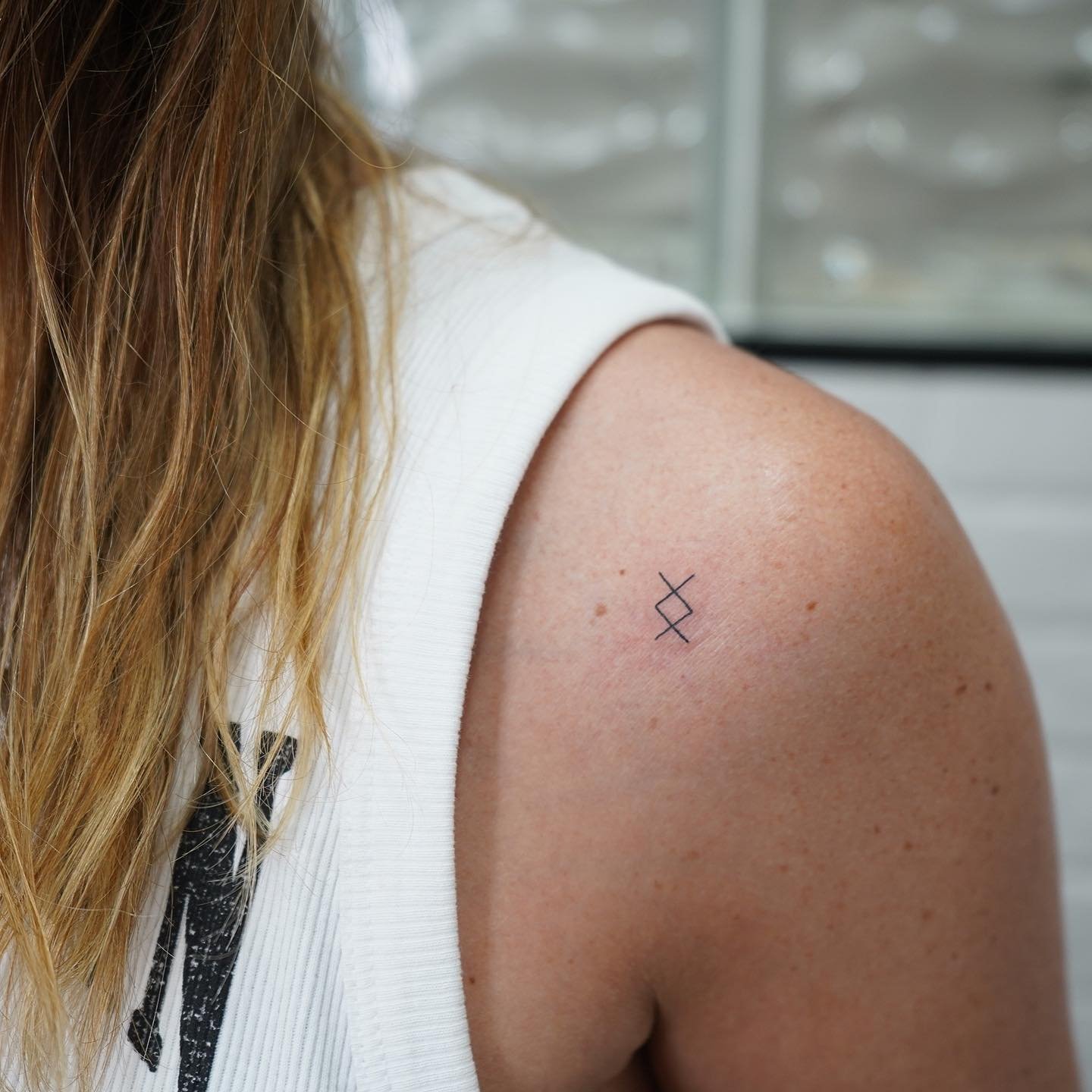 Tatuaje de geometrico en hombro, línea fina Sinkply Madrid