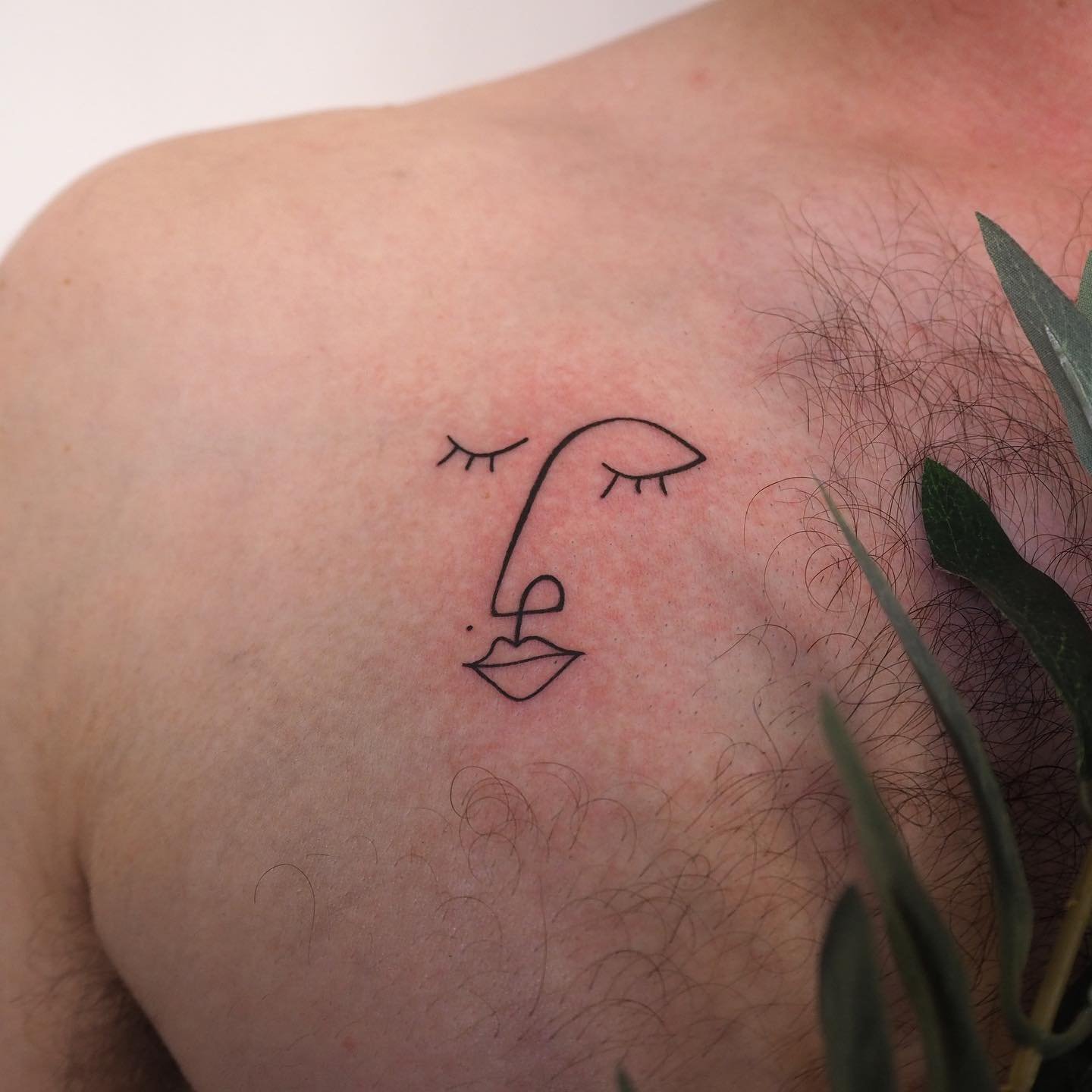 Tatuaje de geometrico en hombro, línea fina Sinkply Madrid