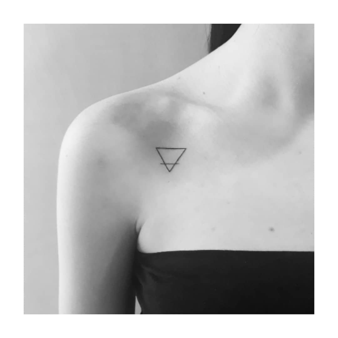 Tatuaje de geometrico en hombro, línea fina Sinkply Madrid