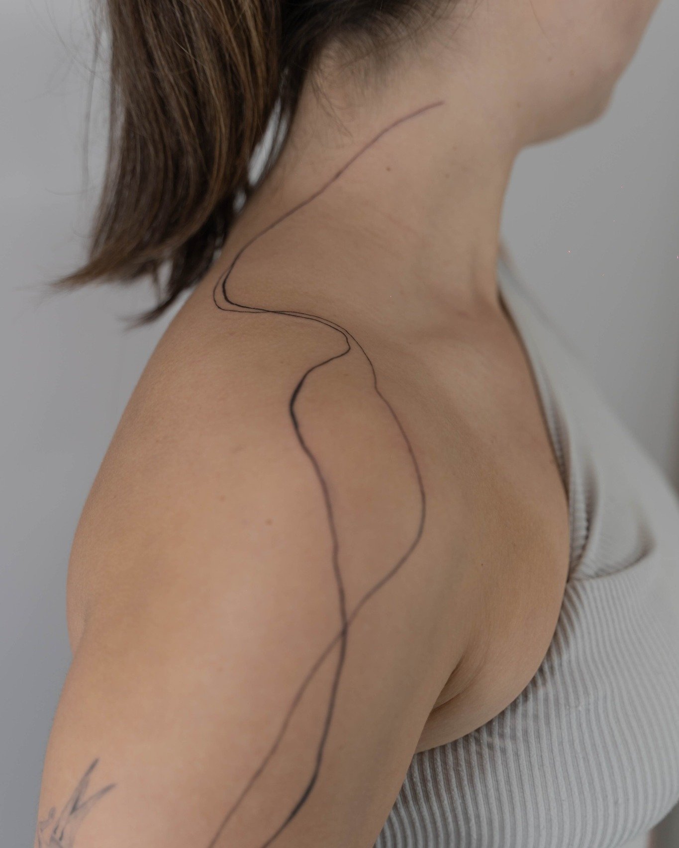 Tatuaje de geometrico en hombro, línea fina Sinkply Madrid