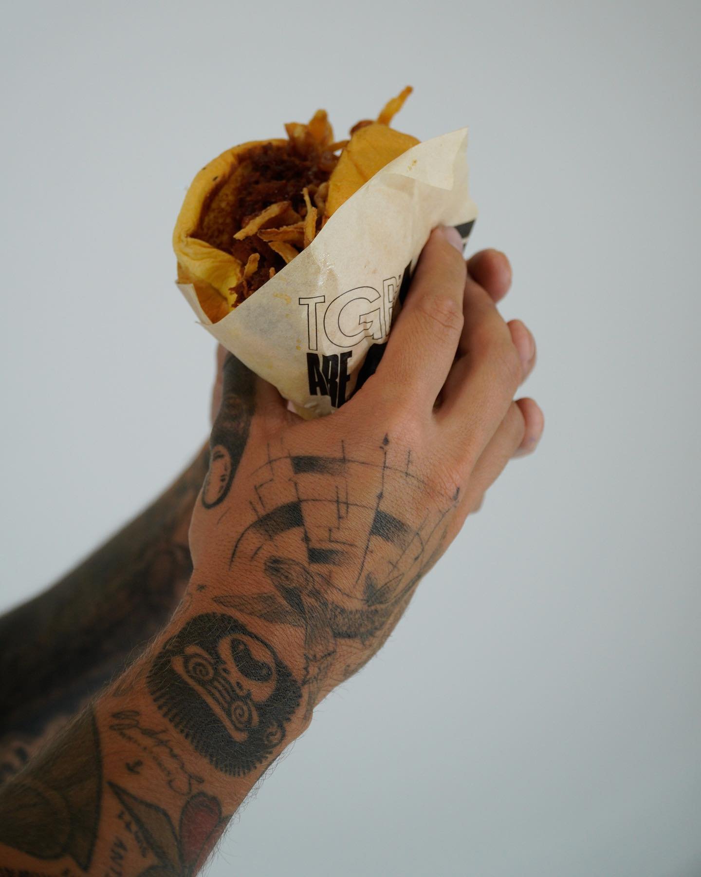 Tatuaje de geometrico en mano, línea fina Sinkply Madrid