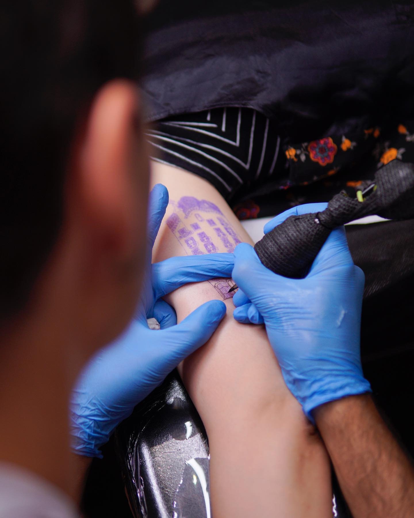 Tatuaje de geometrico en mano, línea fina Sinkply Madrid