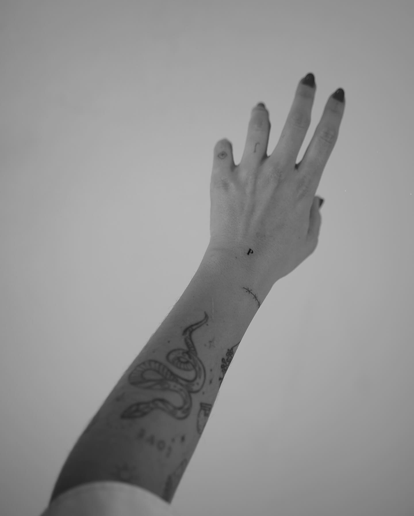 Tatuaje de geometrico en mano, línea fina Sinkply Madrid