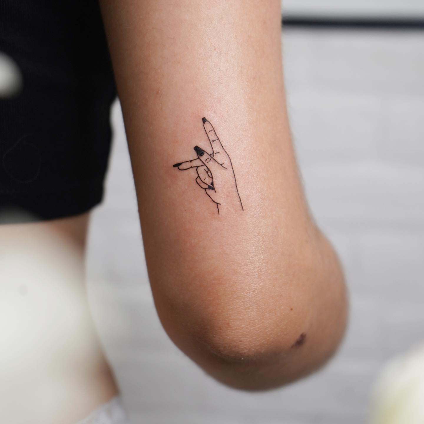 Tatuaje geometrico fine-line en mano · Sinkply Studio