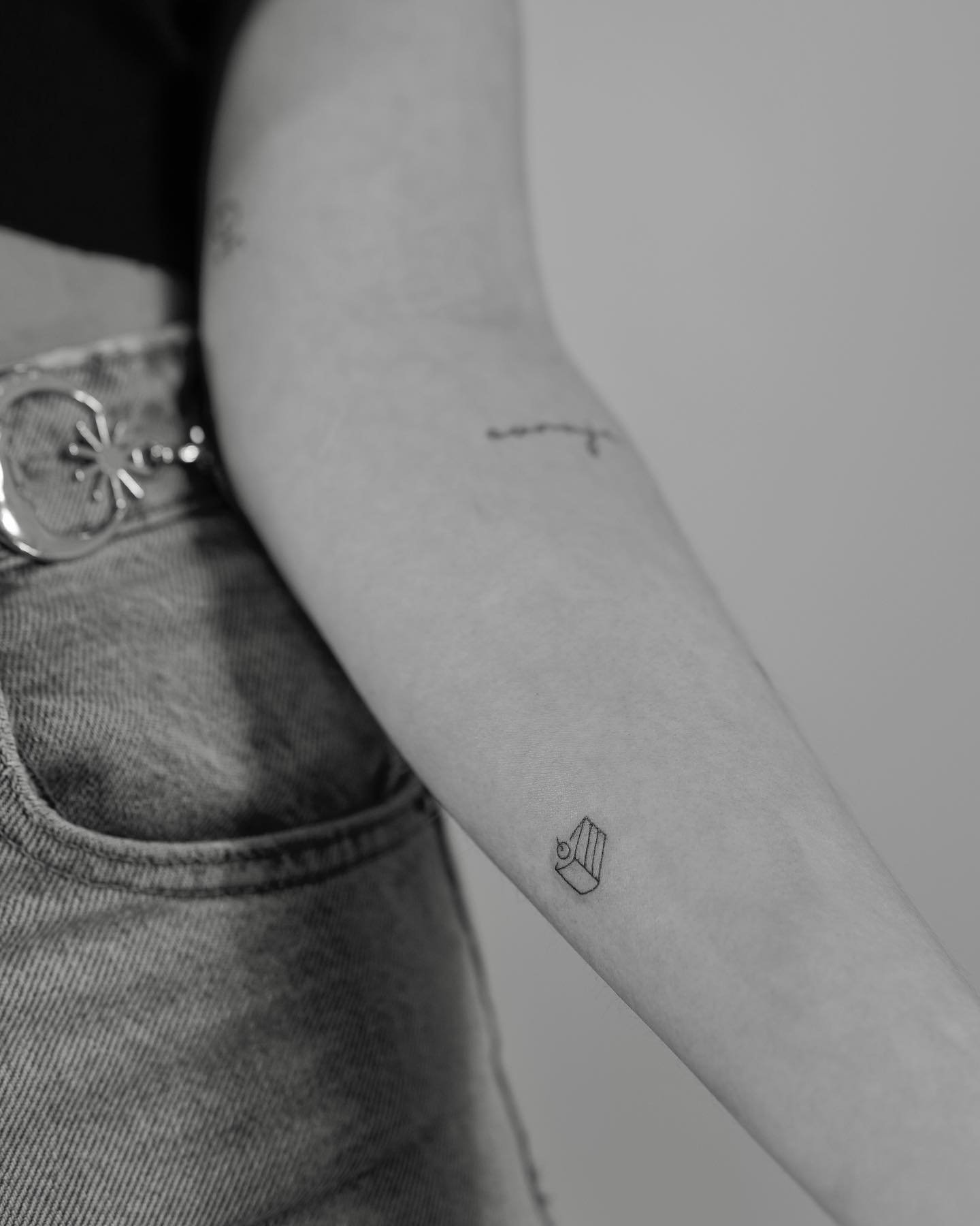Tatuaje de geometrico en mano, línea fina Sinkply Madrid