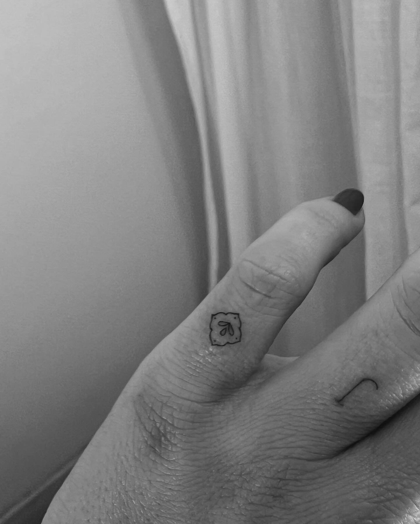 Tatuaje de geometrico en mano, línea fina Sinkply Madrid