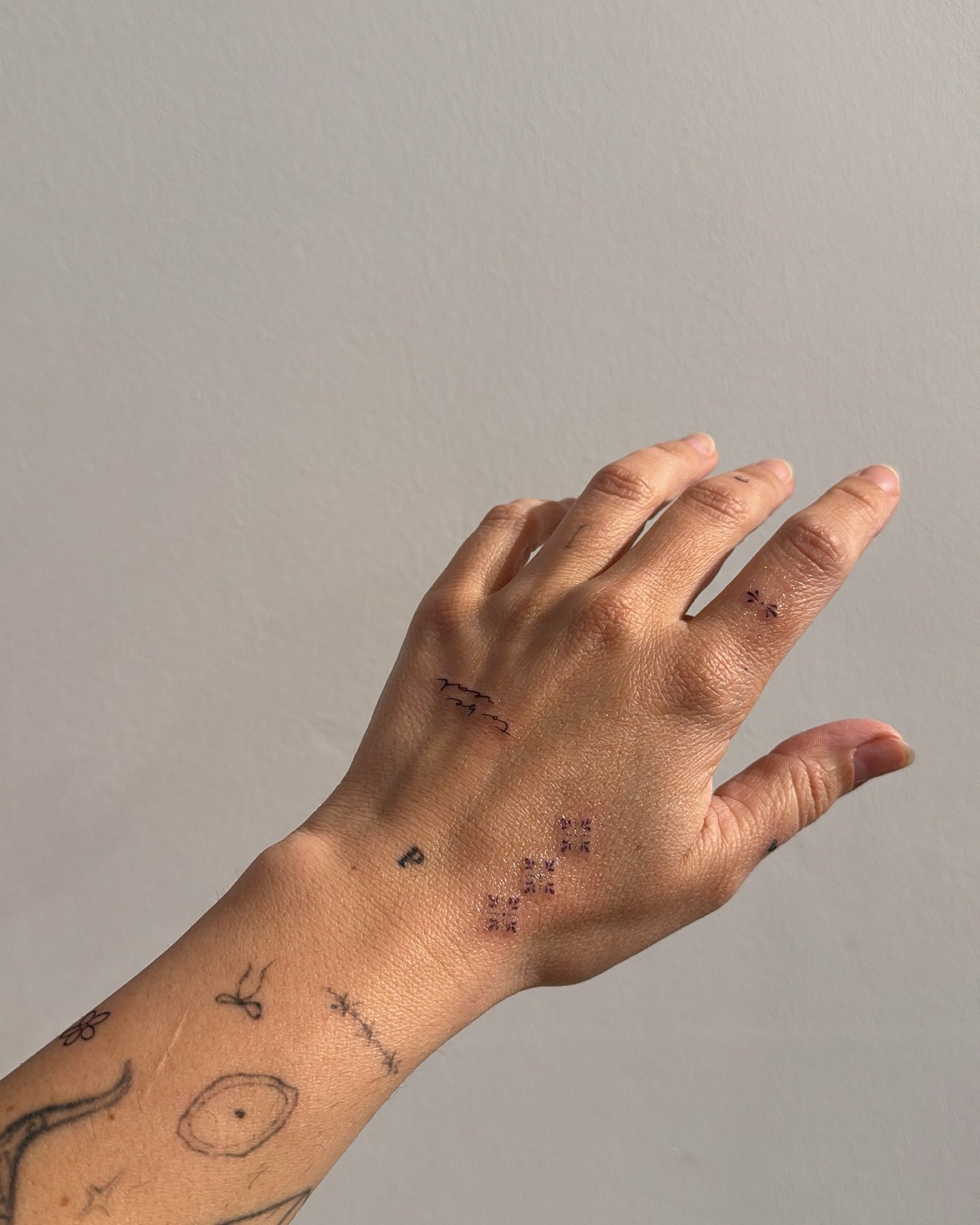 Tatuaje de geometrico en mano, línea fina Sinkply Madrid
