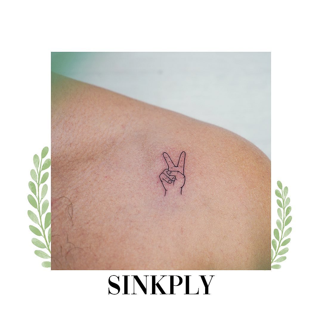 Tatuaje de geometrico en mano, línea fina Sinkply Madrid