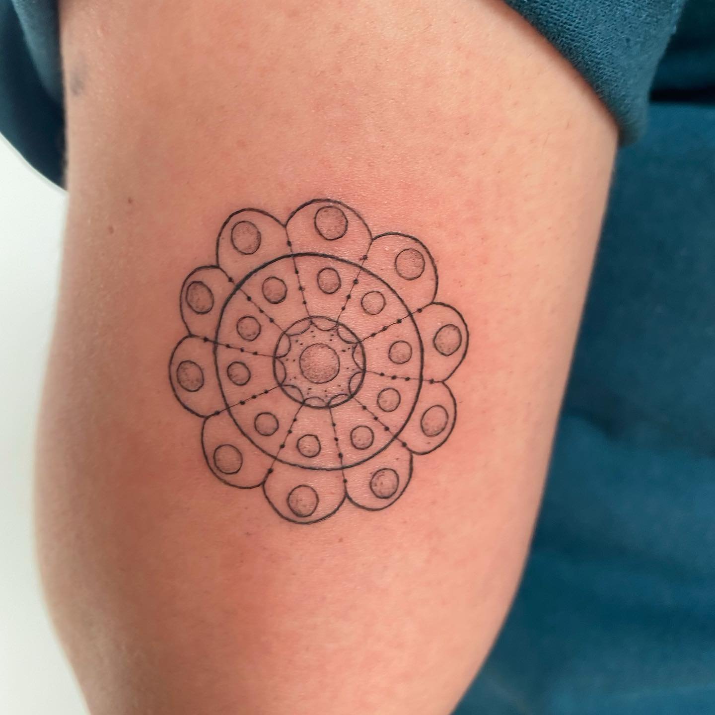 Tatuaje de geometrico en muslo, línea fina Sinkply Madrid
