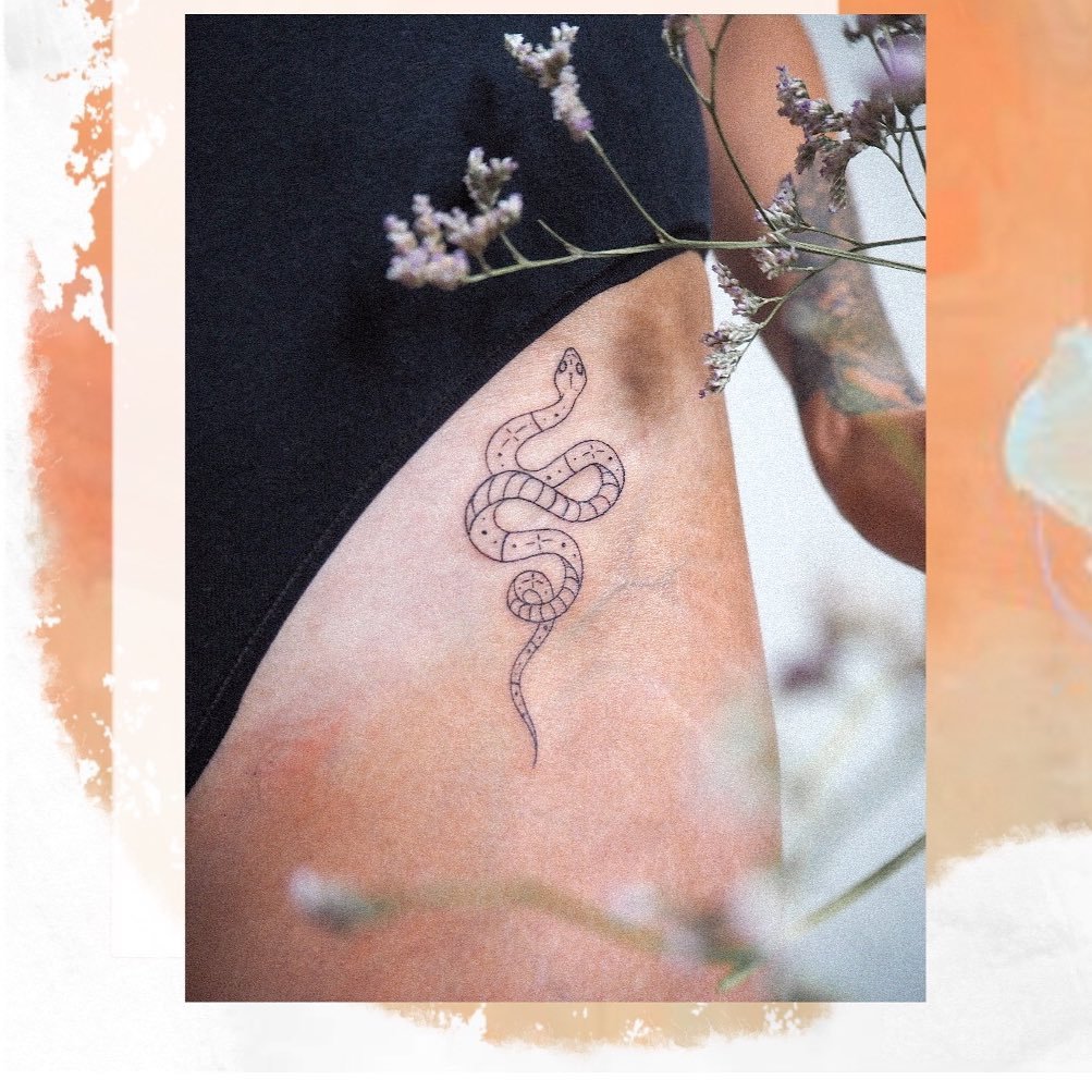 Tatuaje de geometrico en muslo, línea fina Sinkply Madrid