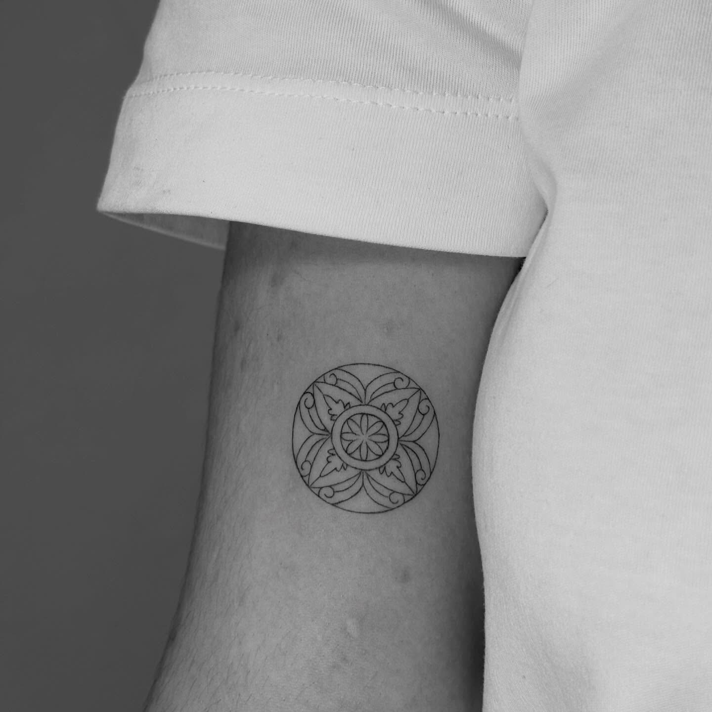 Tatuaje de geometrico en muslo, línea fina Sinkply Madrid