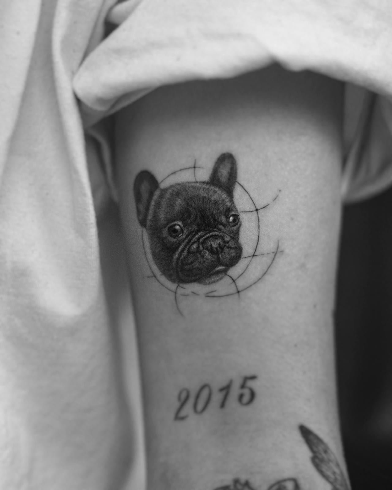 Tatuaje de geometrico en muslo, línea fina Sinkply Madrid