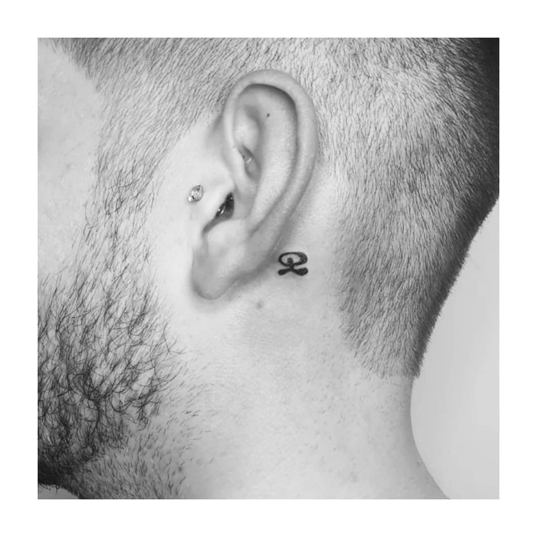 Tatuaje de geometrico en oreja, línea fina Sinkply Madrid