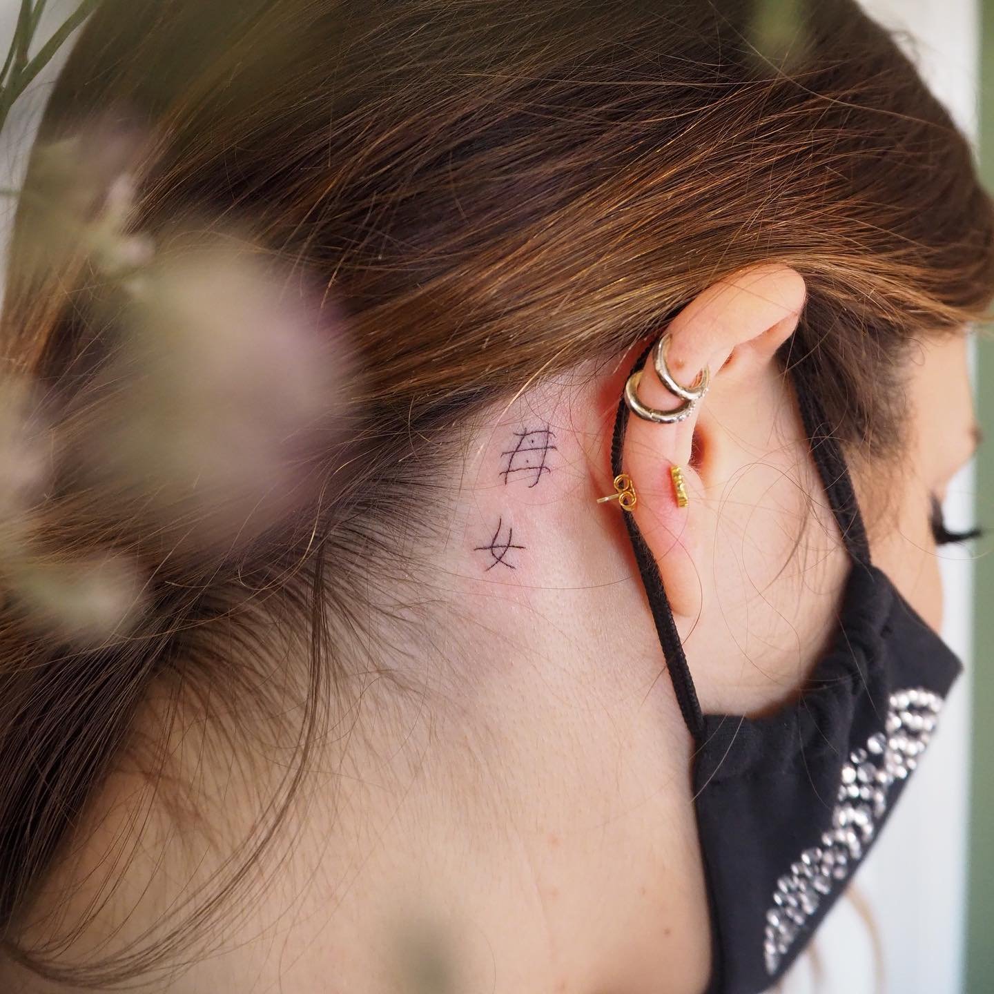 Tatuaje de geometrico en oreja, línea fina Sinkply Madrid