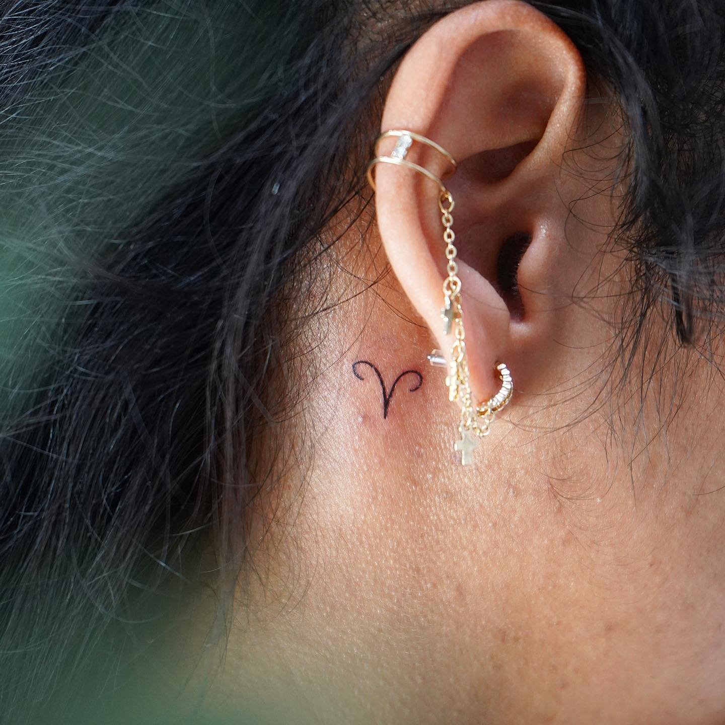 Tatuaje de geometrico en oreja, línea fina Sinkply Madrid