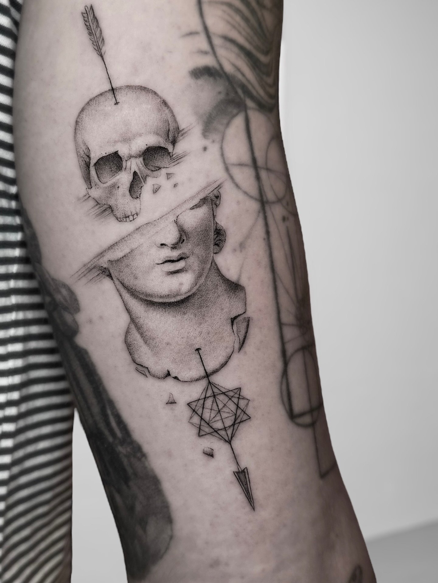 Tatuaje de geometrico en pecho, línea fina Sinkply Madrid