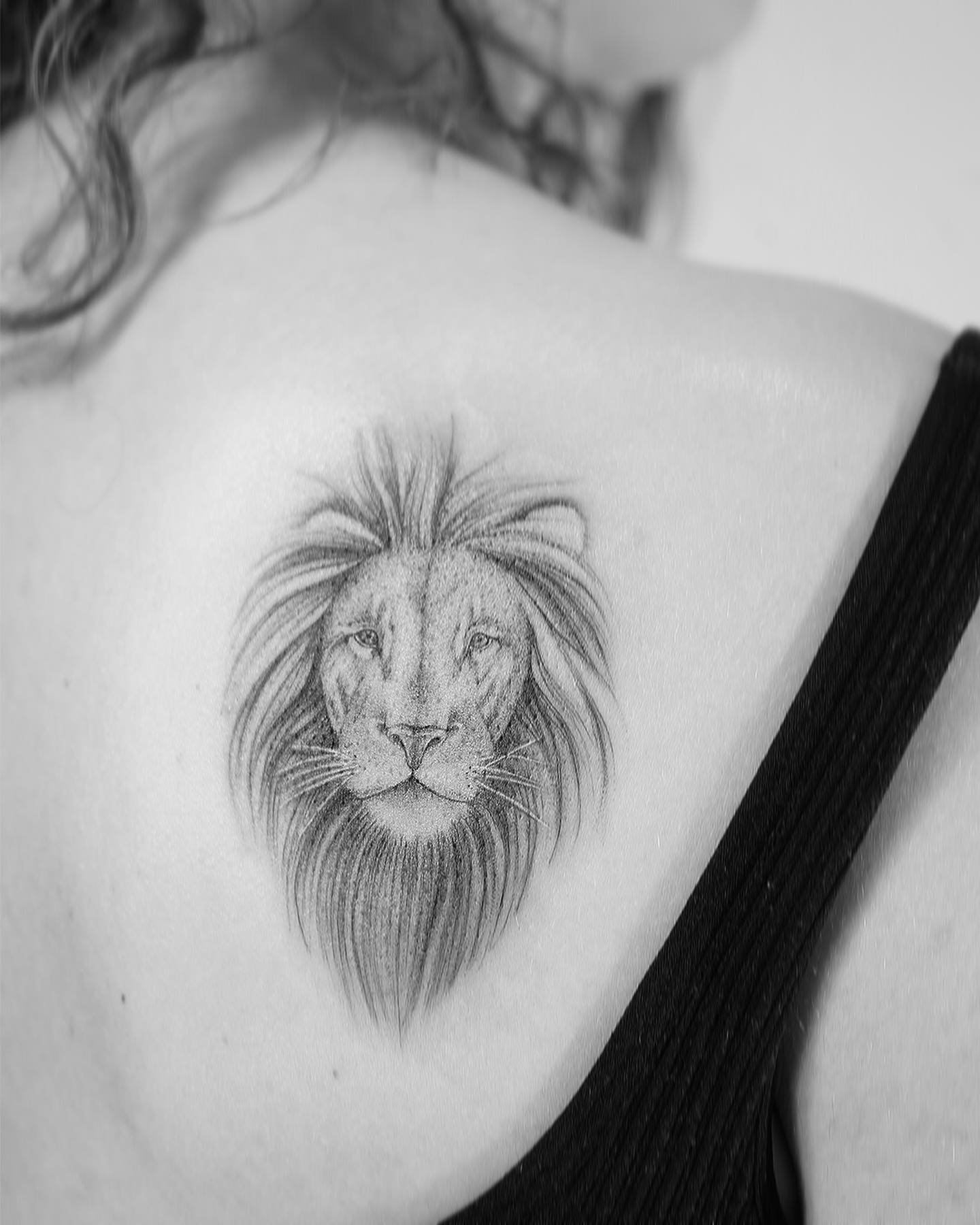 Tatuaje de geometrico en pecho, línea fina Sinkply Madrid