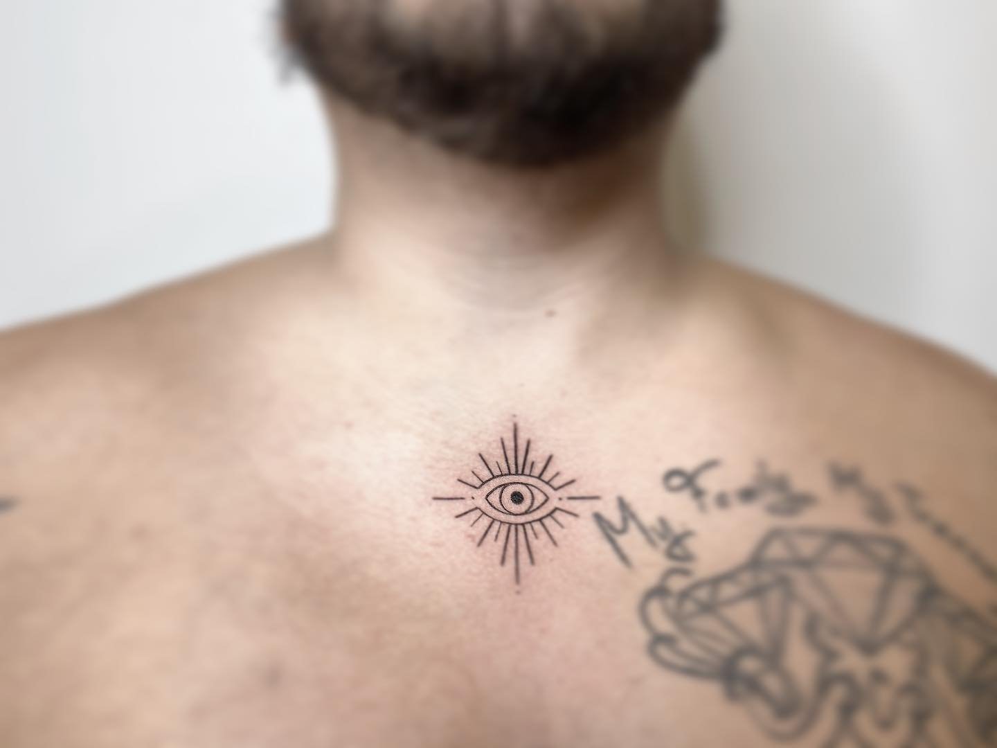 Tatuaje de geometrico en pecho, línea fina Sinkply Madrid