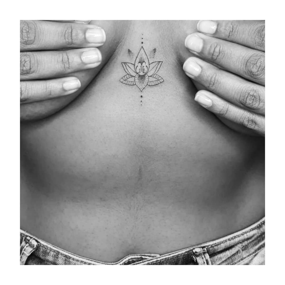 Tatuaje de geometrico en pecho, línea fina Sinkply Madrid