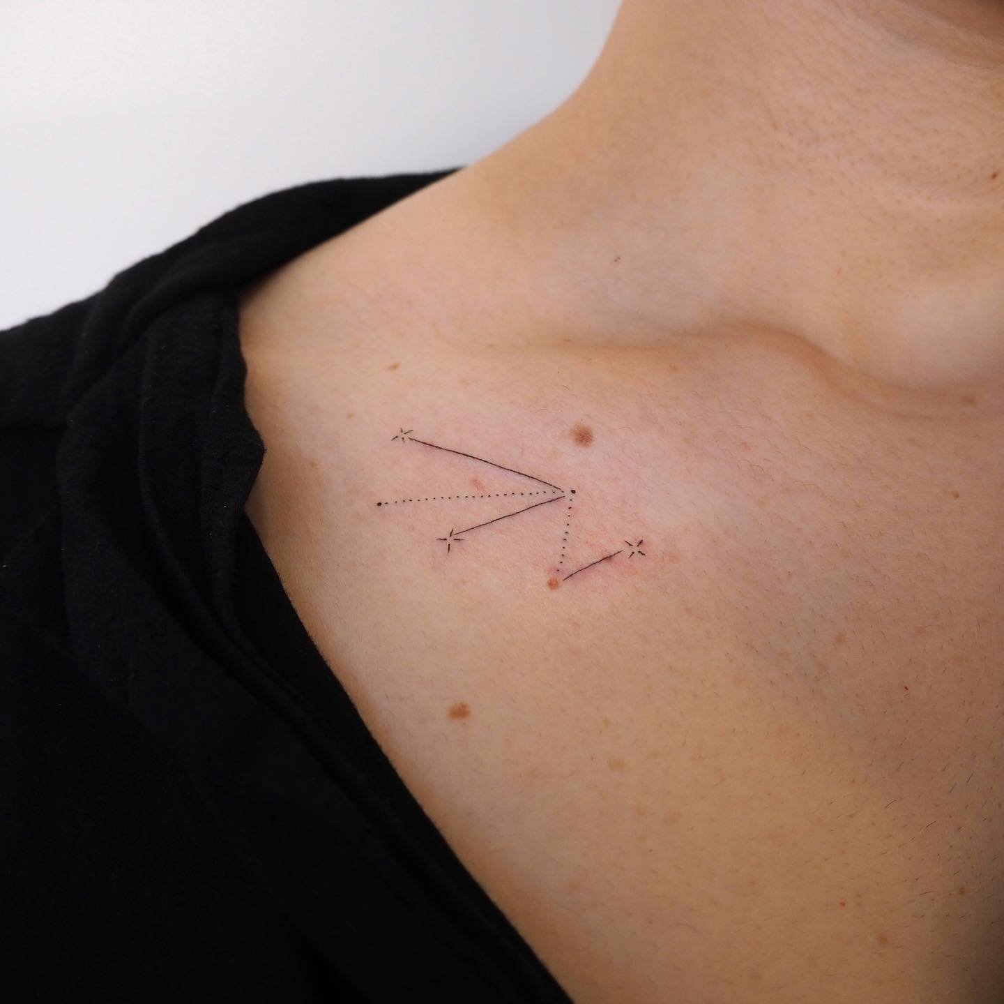 Tatuaje de geometrico en pecho, línea fina Sinkply Madrid