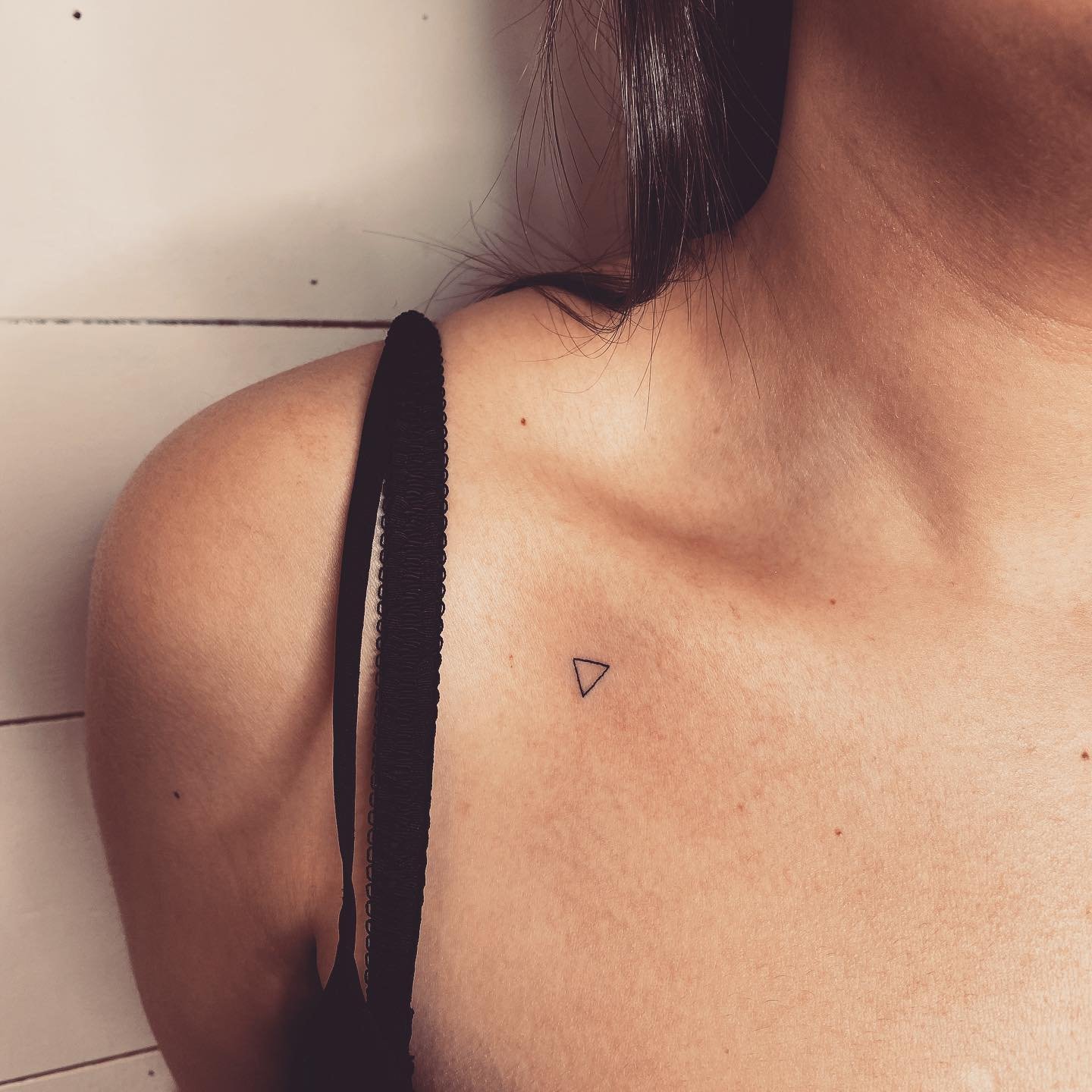 Tatuaje de geometrico en pecho, línea fina Sinkply Madrid