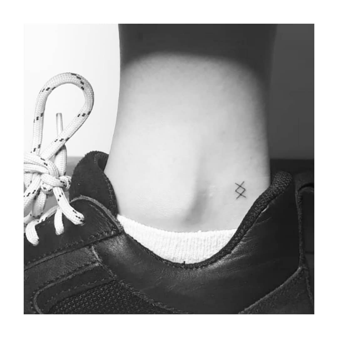 Tatuaje de geometrico en pie, línea fina Sinkply Madrid