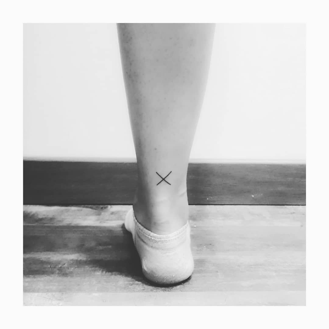 Tatuaje de geometrico en pie, línea fina Sinkply Madrid