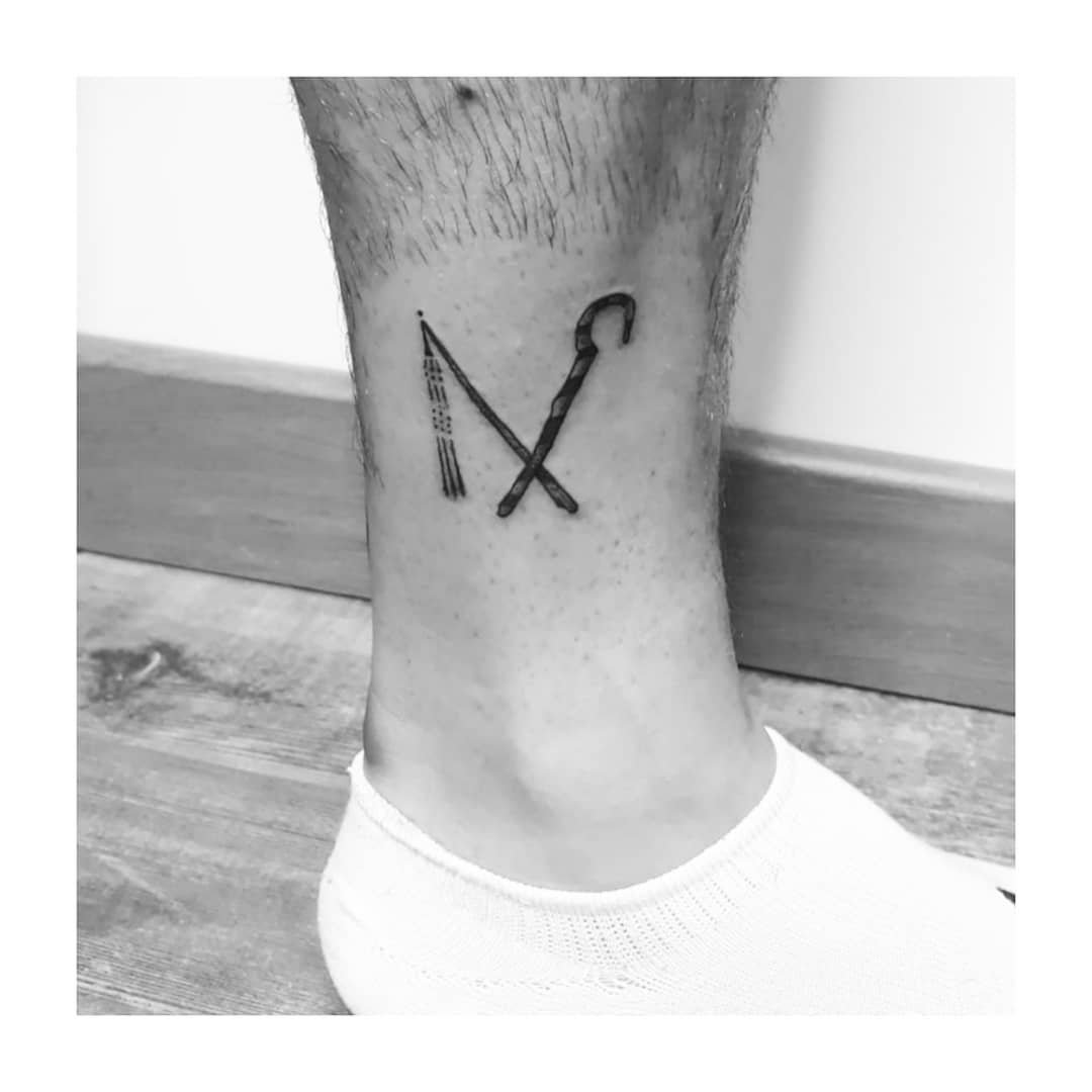 Tatuaje de geometrico en pie, línea fina Sinkply Madrid