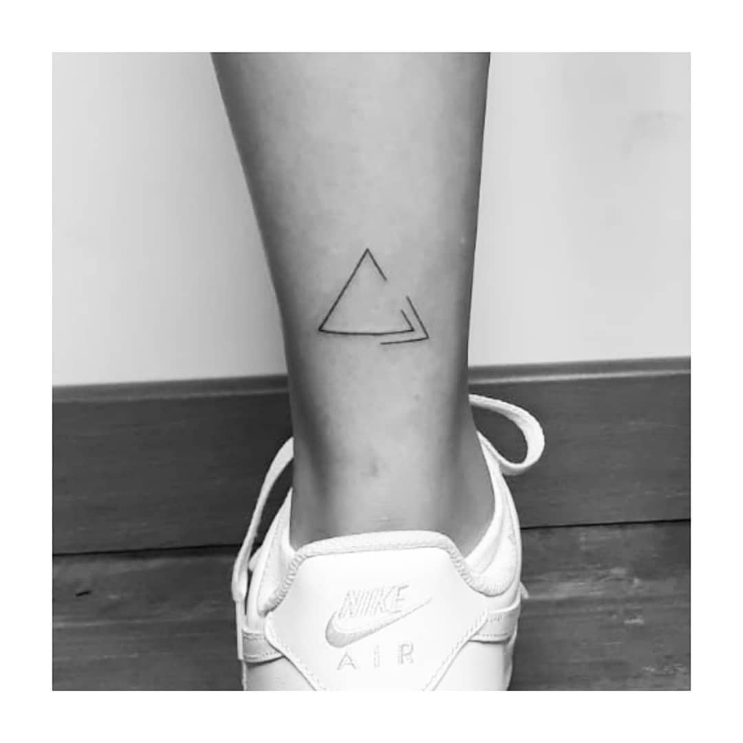 Tatuaje de geometrico en pie, línea fina Sinkply Madrid