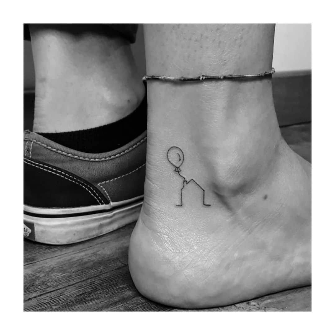 Tatuaje de geometrico en pie, línea fina Sinkply Madrid