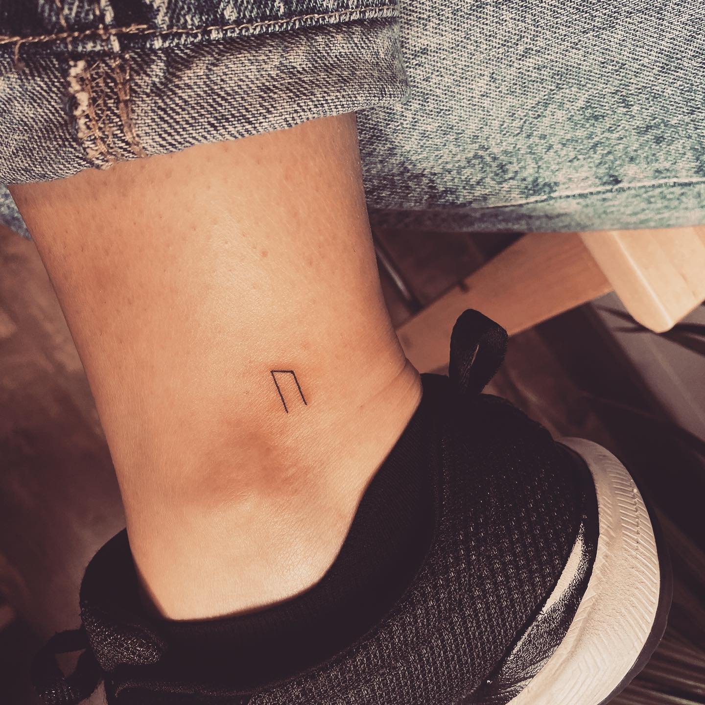 Tatuaje de geometrico en pie, línea fina Sinkply Madrid