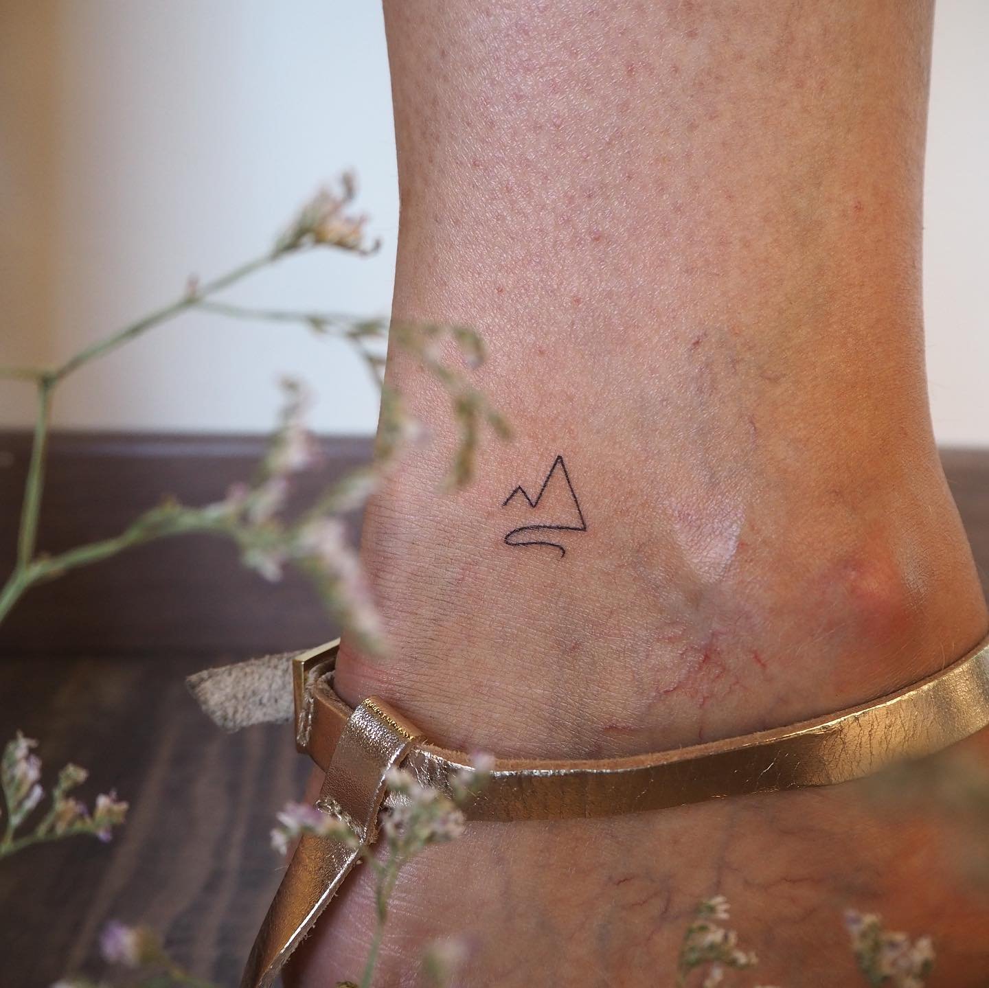 Tatuaje de geometrico en pie, línea fina Sinkply Madrid